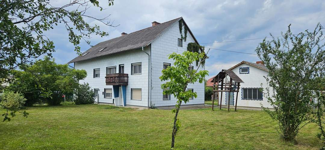 Idyllisches Doppelhaus auf großem Grundstück