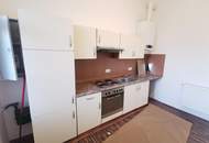 1 Zimmer Wohnungen, 2 Stück im gleichen Haus, zum sanieren. Im 1. Stock mit Aufzug.