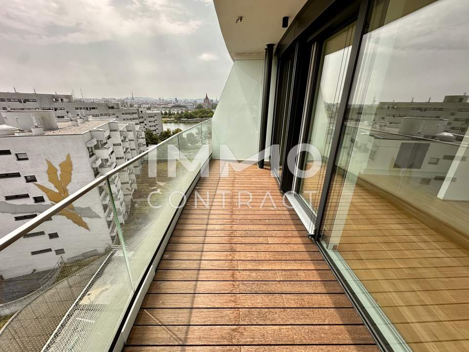 Pretty and bright studio and balcony apartment in a luxurious building for rent!