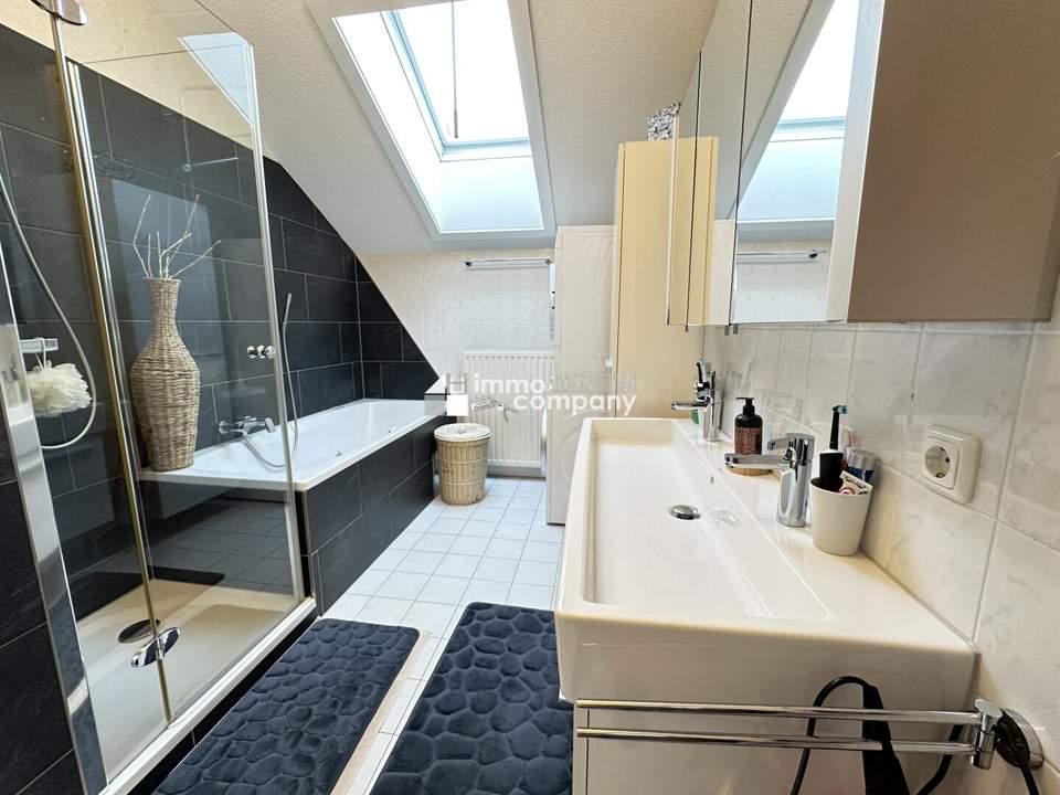4-Zimmer-Maisonette-Wohnung auf zwei Etagen (1. OG + DG) in Frastanz, modernes, tolles Badezimmer, 2 sehr gut beleuchtete Tiefgaragenplätze, einmaliger Ausblick vom Balkon auf die umliegende Bergwelt.