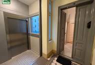 LEERSTEHEND! RENOVIERUNGSBEDÜRFTIGE WOHNUNG IN GEPFLEGTEM ALTBAU - LIFTBENÜTZUNG INKLUSIVE! SCHLAFZIMMER HOFSEITIG!