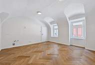 IDEAL FÜR VERMIETUNG! Apartment mit stilvoller Gewölbedecke und direktem Straßenzugang