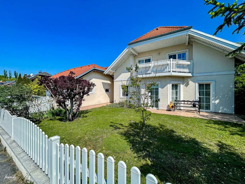 Seenahe Lebensqualität: Stilvolles Einfamilienhaus mit großem Garten