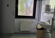 Ausbaufähiges Betriebsgrundstück mit flexibel nutzbarem Gebäude!