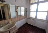 Mögliches Paradies > verschiedenste Umbaumöglichkeiten > sanierungsbedürftige 4 Zimmer plus in guter Lage des 6..
