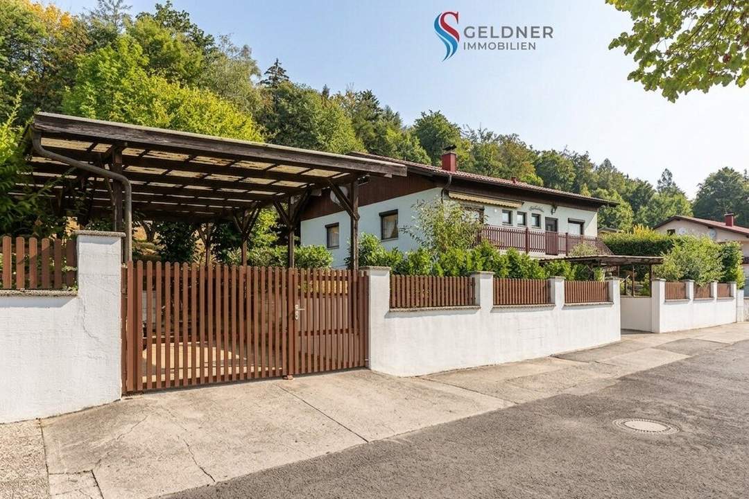Ruhig gelegenes, gemütliches, sofort beziehbares Einfamilienhaus mit Terrasse, Kamin, Doppel-Garage und separatem Carport in Ritzing
