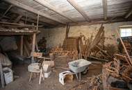 Sanierungsbedürftiger Bauernhof mit großem Grundstück