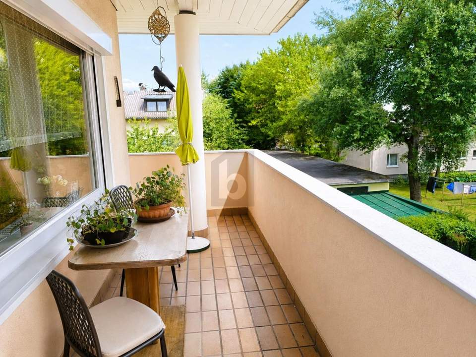 Preisreduktion! STADTWOHNUNG MIT GROßEM BALKON, GRÜNBLICK UND HOCHWERTIGER TISCHLERAUSSTATTUNG