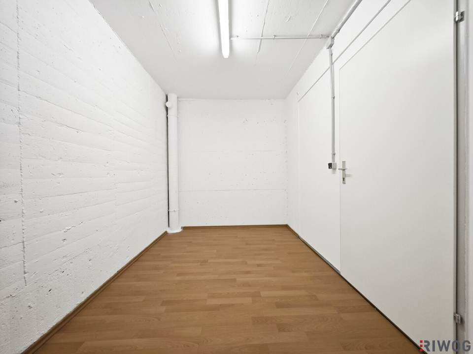 Trockenes 10m² Lager | Lastenaufzug &amp; Ladezone