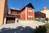 Stadthaus mit Geschäftsräumen, Wohneinheit, Garage und Stellplätzen – für Eigennutzer und Anleger