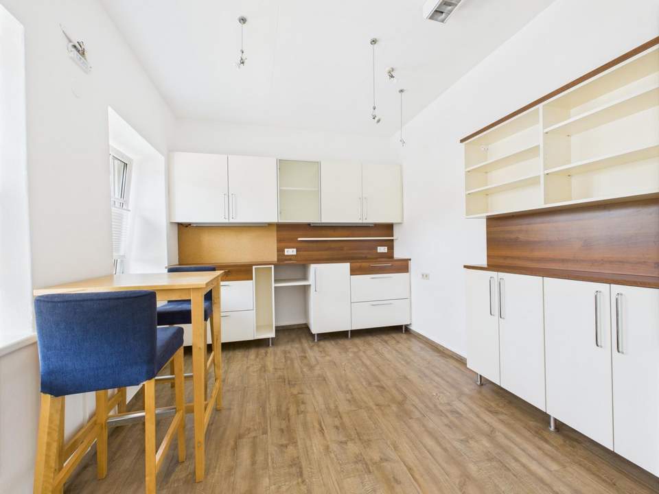 LINZ-URFAHR (Katzbach): Attraktive 120 m² Geschäfts- Praxis- Ordination- oder Bürofläche in der Freistädter Straße