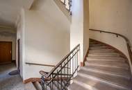 ++Q18++ Renovation-required 2.5-room old building flat with great conversion potential