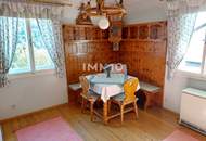 HOLZBLOCKHAUS MIT SCHÖNEM GRUND UND FERNBLICK