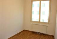 TERRASSENHIT, UNBEFRISTET, 86 m2 Altbau mit 30 m2 Freifläche, 3 Zimmer, Komplettküche, Wannenbad, Parketten, Hofruhelage