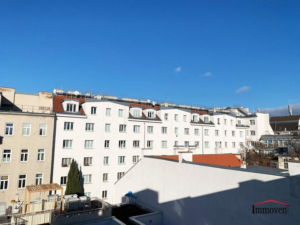 GROSSARTIGE DACHGESCHOSSWOHNUNG sofort beziehbar: Straßenseitige, moderne 4-Zimmerwohnung mit großer Terrasse!