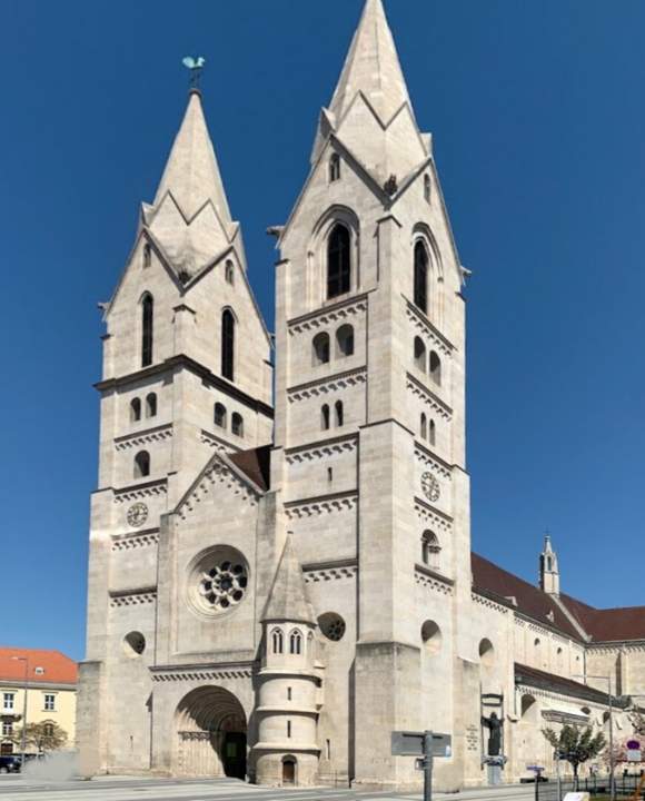 ERSTBEZUG nach Generalsanierung - nahe Fußgängerzone und Landesklinikum - eigener Eingang!