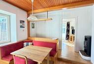 Großzügiges Wohnhaus mit zwei Wohneinheiten – ideal für Familien oder Mehrgenerationen mit Garten und mehreren Stellplätzen