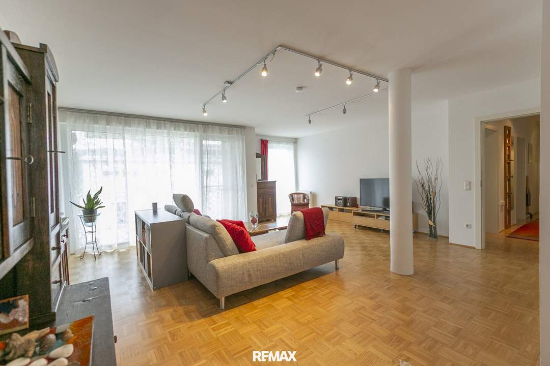 Großzügige 3-4 Zimmer Wohnung mit Tiefgaragenplatz und südseitigem Balkon im Sonnendorf