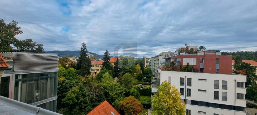 WOHNEN ÜBER DEN DÄCHERN:ELEGANTE DACHGESCHOSSWOHNUNG MIT BALKON UND GARTENMITBENUTZUNG