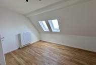 Erstbezug nach Sanierung! 2-Zimmer-Dachgeschosswohnung mit Terrasse, Balkon, Lift und Stellplatz!