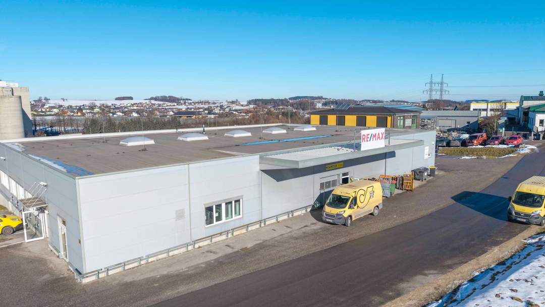 Große Halle mit vielen Parkplätzen