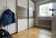 Über den Dächern von Steyr: lichtdurchflutete 3-Zimmer-Wohnung im letzten Stock mit Loggia, Tiefgarage und hochwertige Möbelablöse – stilvoll wohnen mit sonnigem Ausblick und zentraler Lage!
