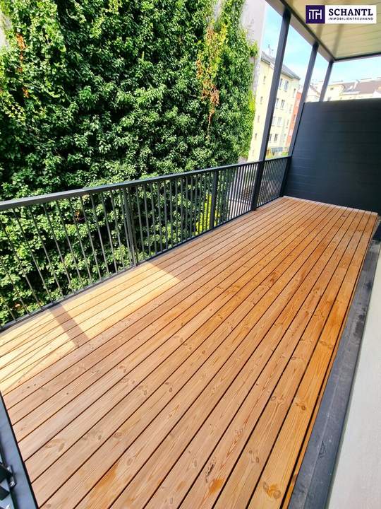 Traumhafte Altbauwohnung mit Riesen-Balkon! Frisch saniert + Absolute Hof-Ruhelage + Fairer Preis + TOP Anbindung!