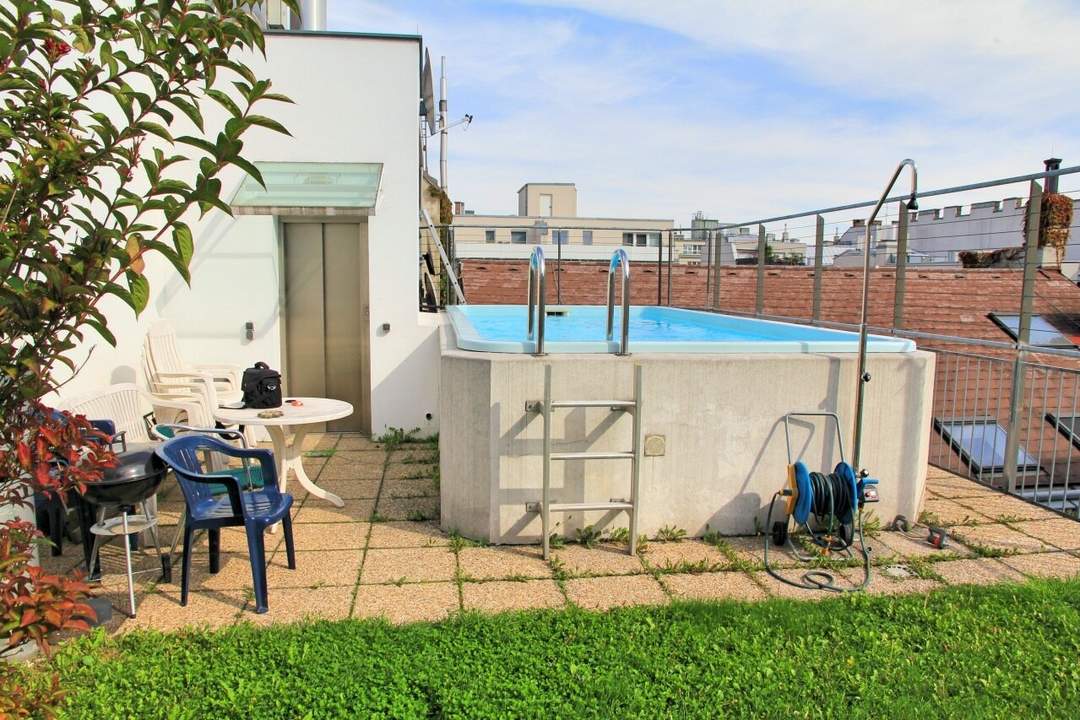 sonnige Hofruhelage mit Dachgarten und Pool mitten im 7.Bezirk