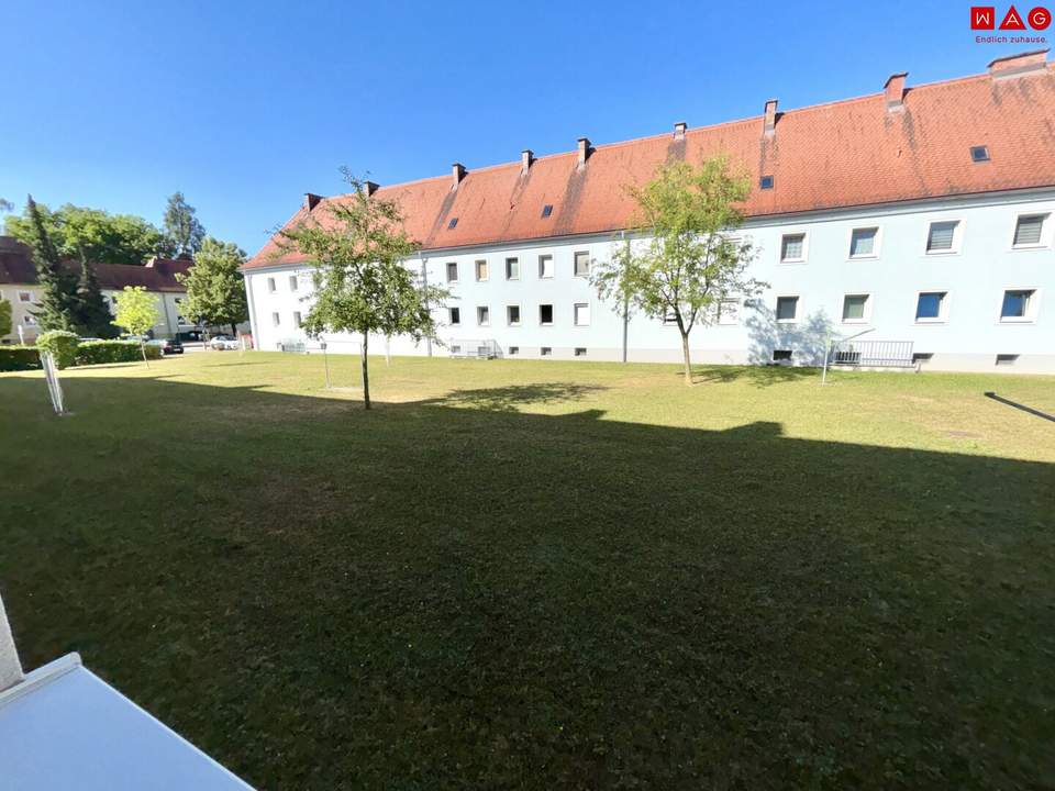 Herrlich sanierte Erdgeschosswohnung mit moderner Wohnküche, stilvollem Badezimmer und Grünblick - in ruhiger Siedlungslage mit ausgezeichneter Infrastruktur, ideal für kleine Familien!