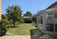 LIEBEVOLLER, SEHR GEPFLEGTER BUNGALOW SAMT NEBENGEBÄUDE MIT PARKÄHNLICHEM GARTEN IN TRAUMHAFTER WOHNLAGE MIT HERRLICHEM GRÜNBLICK DIREKT AN FELDER DER REGION ANGRENZEND