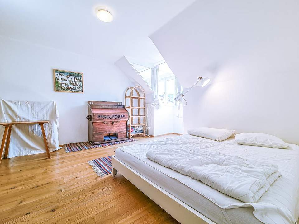 Renovierte Dachgeschoßwohnung mit Lift im beliebten Saggen!
