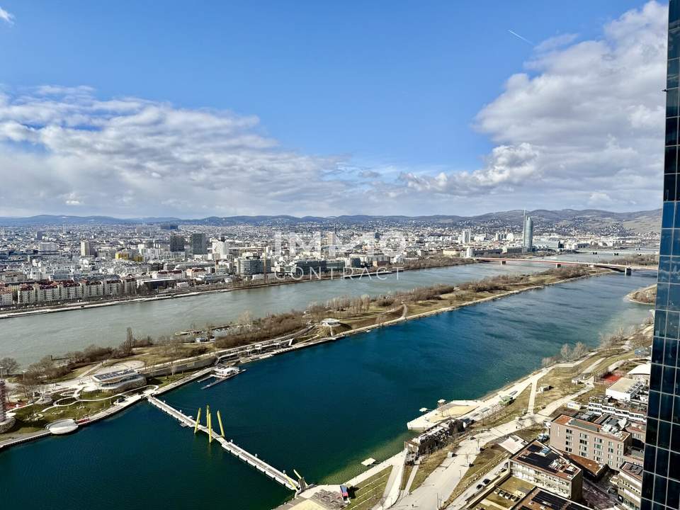 Highrise Apartment an der Donau: DC2 Tower - Architektur, Aussicht, Atmosphäre
