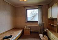 Sonniges Grundstück mit sanierungsbedürftigem Haus voller Charme