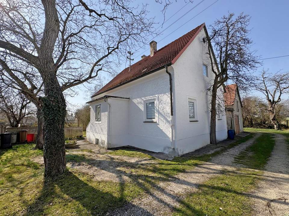 Solides Einfamilienhaus mit idyllischer Ruhe Oase