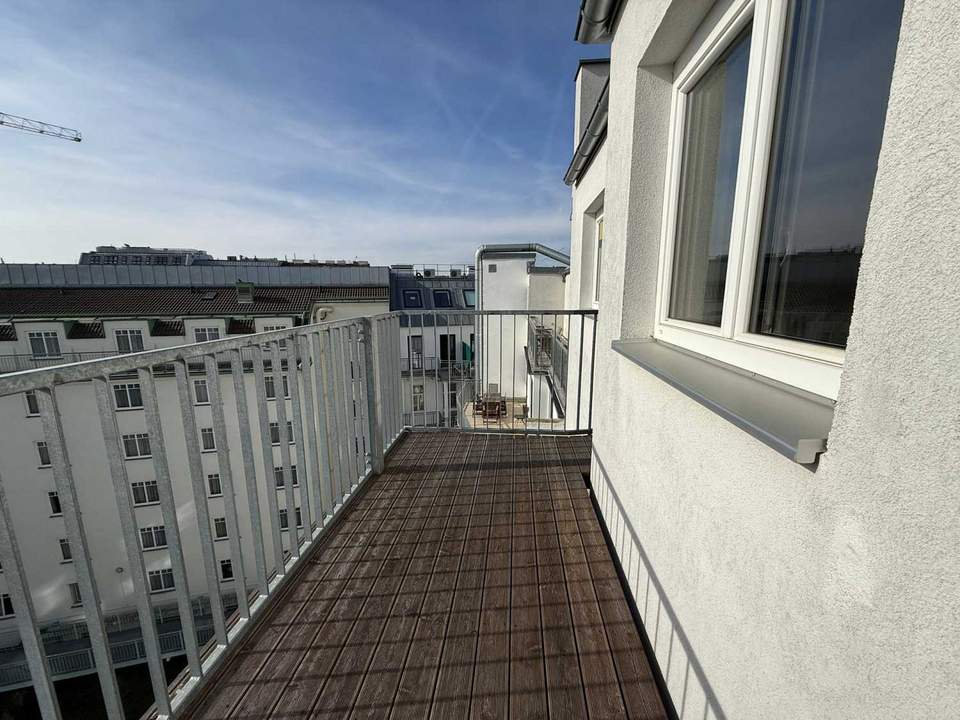 Charmante 3-Zimmer-Dachgeschosswohnung mit Balkon - Urbanes Wohnen nahe Naschmarkt!