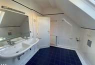 Top sanierte DG-Wohnung mit Balkon / nur 3 Wohneinheiten im Haus