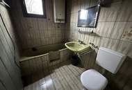 2 stark renovierungsbedürftige Häuser auf einem Grundstück mit schöner Fernsicht zu verkaufen