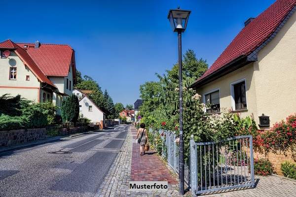 Zweifamilien-Doppelhaushälfte mit Balkon, Terrasse und Garage