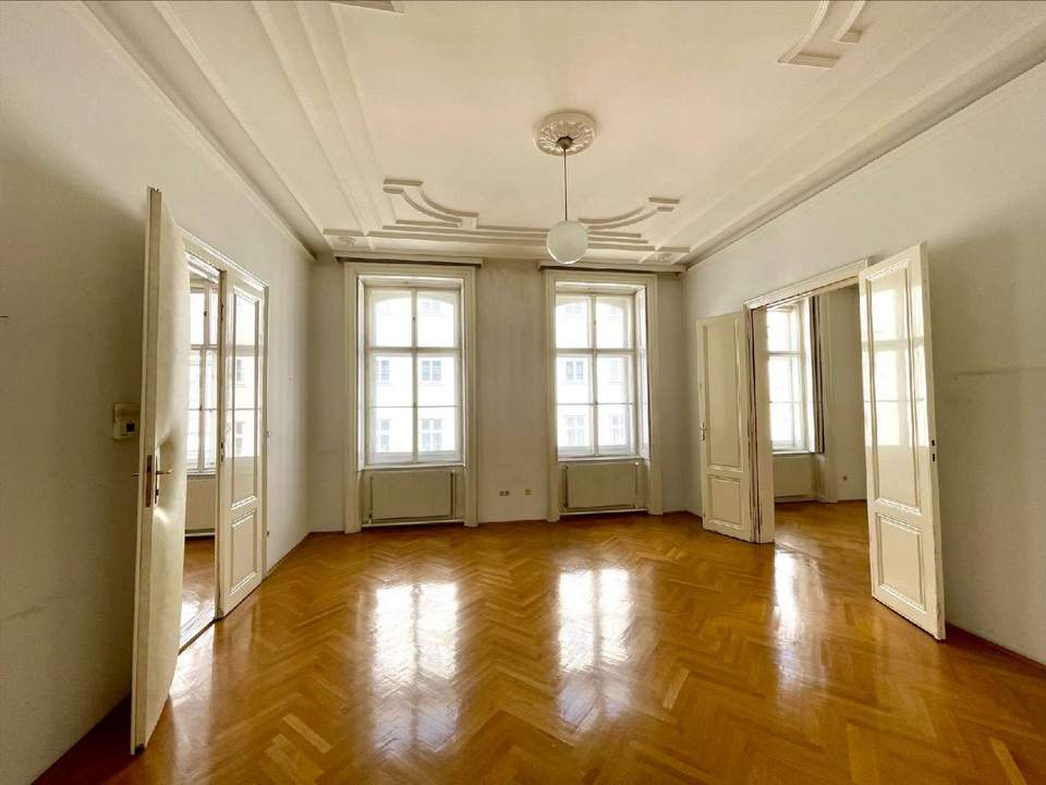 Lichtdurchflutetes Repräsentatives Büro: Gründerzeit-Charme an der Staatsoper
