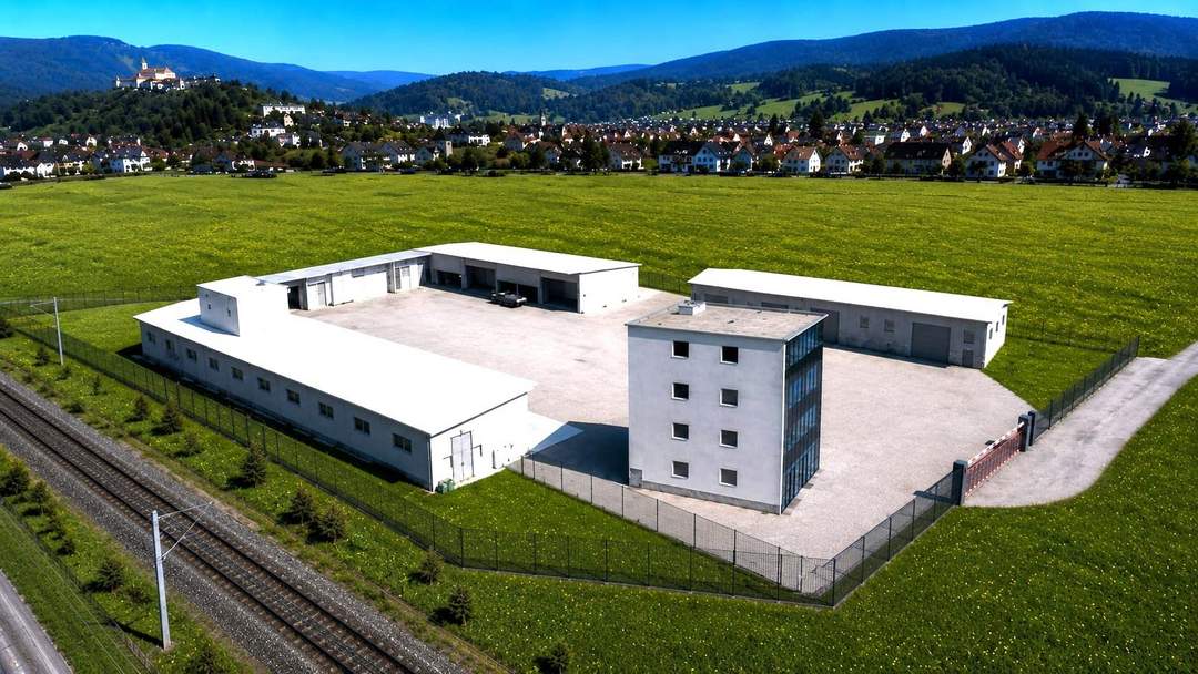 Betriebsliegenschaft mit Halle, Büro und Außenflächen in Alhofen zur Miete