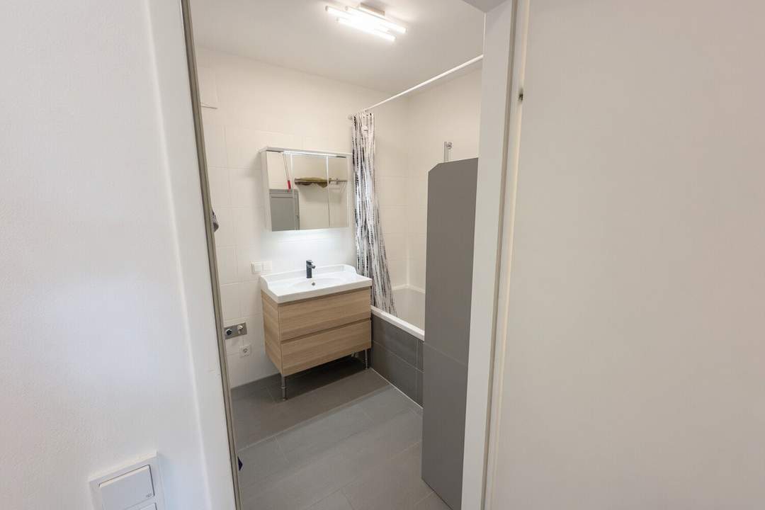 "Moderne 3-Zimmer-Wohnung mit Balkon, Klimaanlage und Rooftop-Pool!"