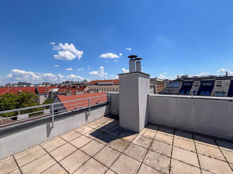 Helle Dachgeschosswohnung mit 3 Schlafzimmern, Kamin &amp; Dachterrasse
