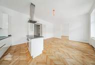 Grosszügige helle 2-Zimmer Altbau-Wohnung in zentraler Lage