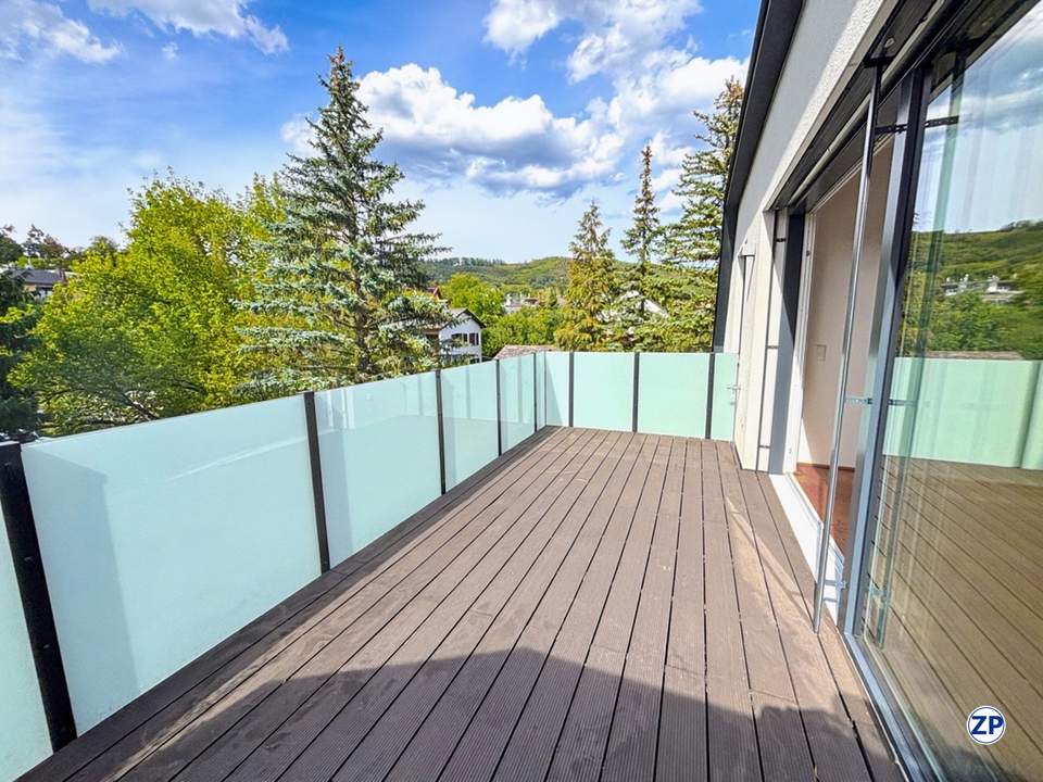 Moderne 4-Zimmer-Dachgeschoßwohnung mit Villencharakter, großem Balkon und Garage am Wienerwald