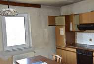 Sanierungsbedürftiges Mehrfamilienhaus mit großem Baugrundstück