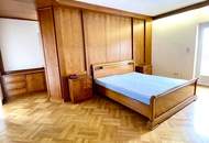 Zentral gelegenes Ein- bis Zweifamilienhaus mit großem Garten und Doppelgarage!