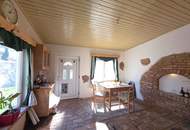 Schmuckes Häuschen mit kleinem Garten und Zufahrt