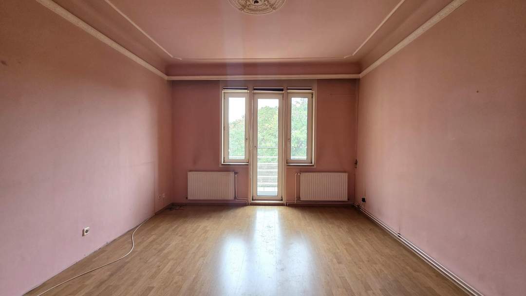 URBAN-LORITZ-PLATZ: Sanierungsbedürftige 3-Zimmer-Altbauwohnung mit Balkon