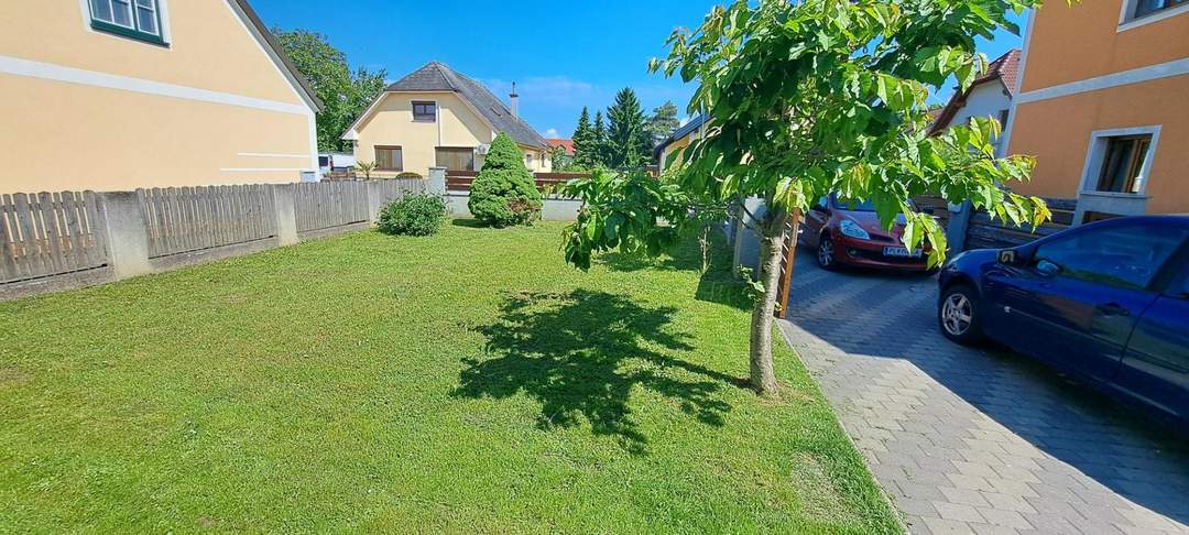 GROSSE WOHNUNG MIT EIGENEM GARTENANTEIL
