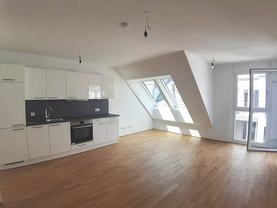 Helle 2-Zimmer-Dachgeschosswohnung mit Terrasse - in der Koloniestraße